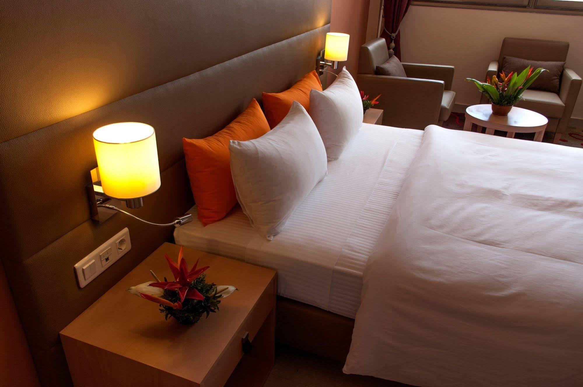 Bravia Hotel Ouagadougou Bagian luar foto